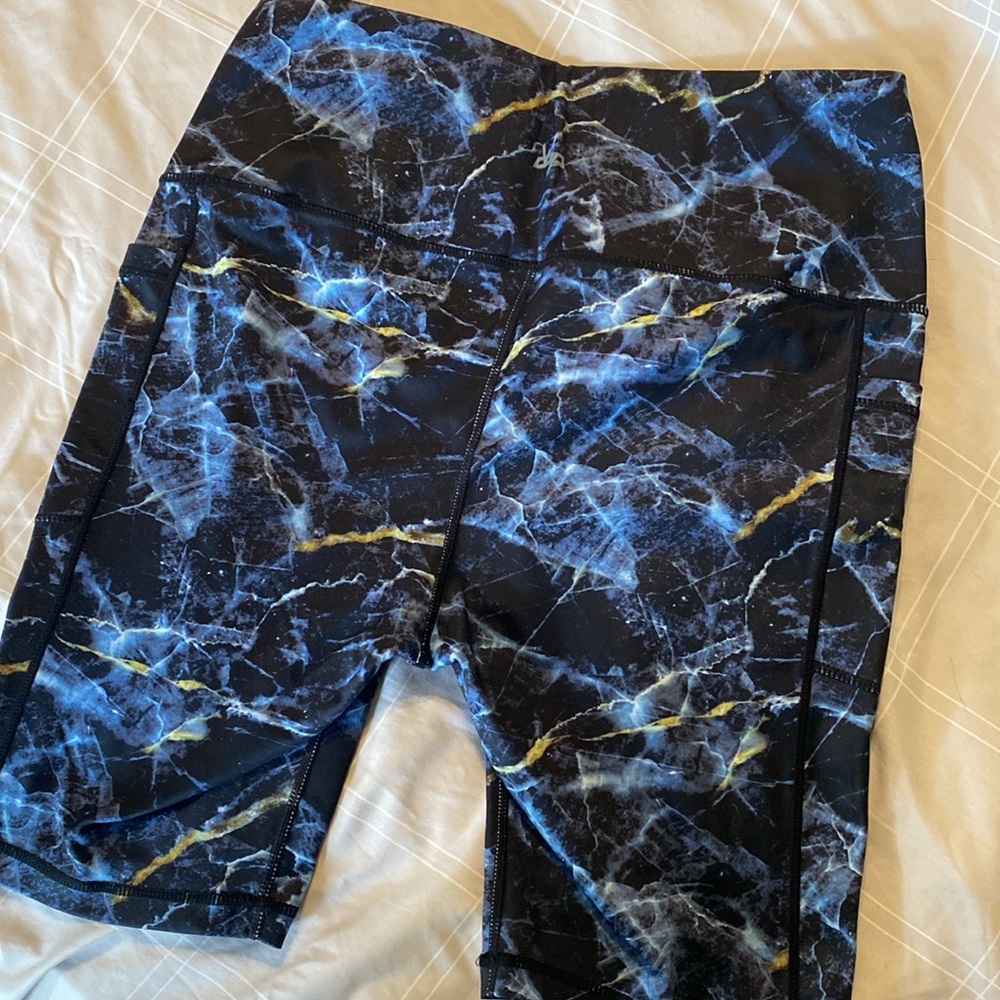 Cool Marble Pattern Athletic Running Shorts with Pockets - Picture 5 of 6